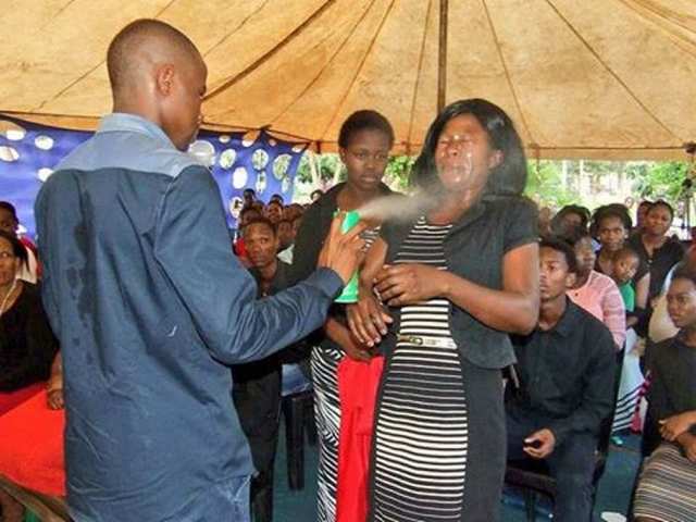 ¡Herejías! Pastor usa insecticida para curar enfermedades en África del Sur