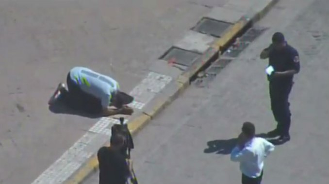 Pastor alerta a policías por orar frente al despacho del presidente de Argentina