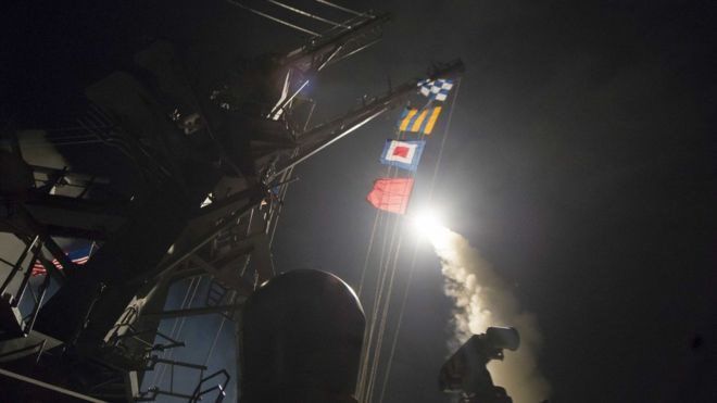 Estados Unidos bombardea base siria en respuesta “al terrible ataque con armas químicas” del que acusa a Bashar al Asad