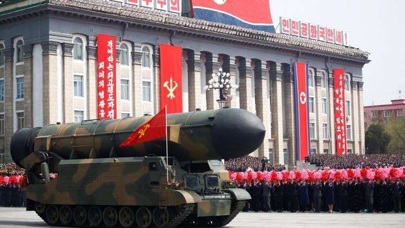 Corea del Norte exhibe nuevo misil y dice estar “preparada para la guerra”