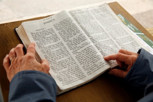 Más estadounidenses creen que la Biblia es un libro de fábulas