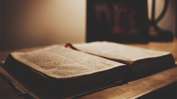 País permite quemar la Biblia en público