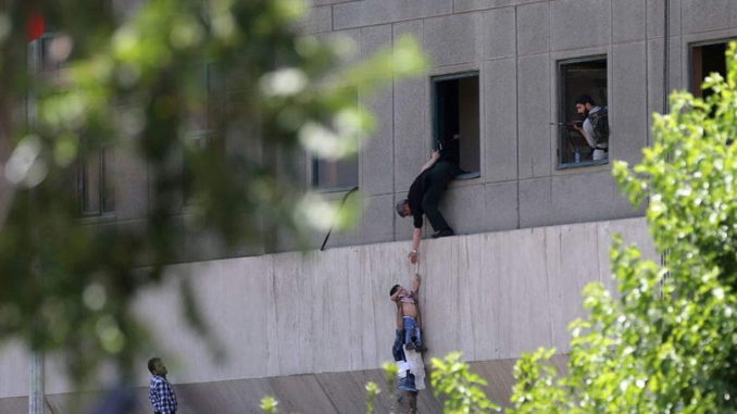 Ataque de ISIS en Irán: 12 muertos en el Parlamento iraní y un ataque suicida en el mausoleo de Khomeini