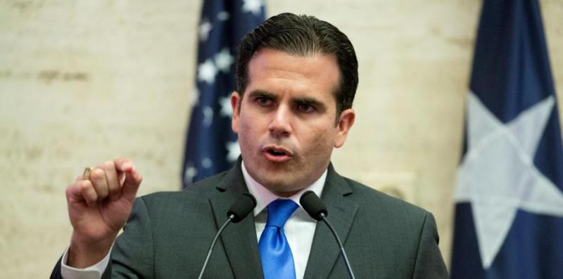 Gobernador de Puerto Rico cumple compromiso con iglesias-escuela