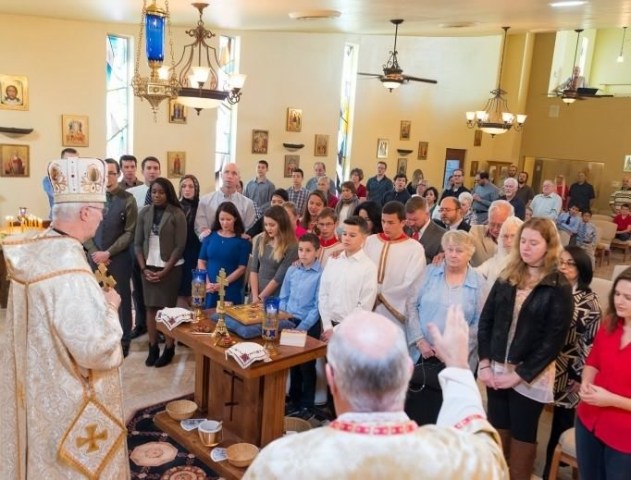 Pastor de Asamblea de Dios se convierte al catolicismo y se lleva fieles