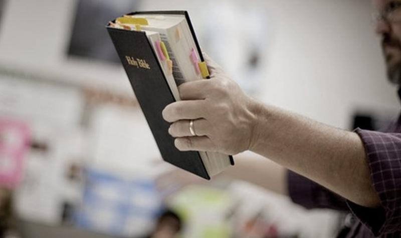 Biblia considerada libro “homofóbico” y prohibida en escuelas