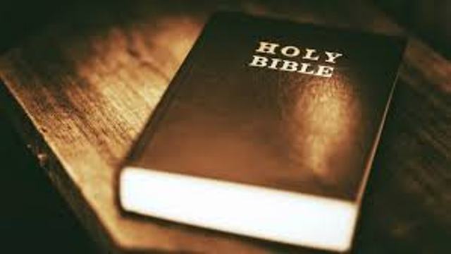 Se prolifera polémico reto que consiste en arrojar una Biblia al suelo