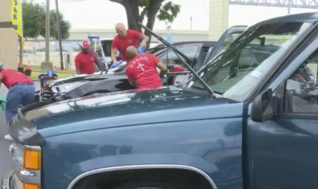 Movidos por la fe, ex presidiarios prestan servicios a policías