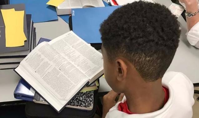 Donan un millón dólares a escuelas para enseñar sobre la Biblia