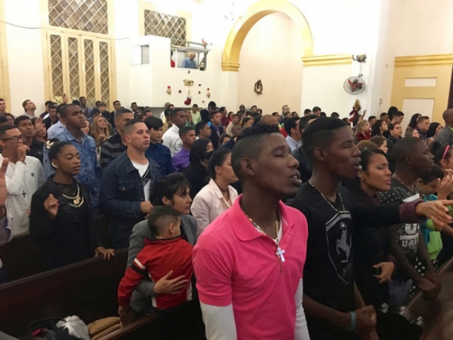 Cuba prohíbe a pastor liderar iglesia por educar a hijos con Biblia