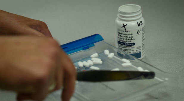 Hombre muere por sobredosis de medicamentos pero resucita tras oración de sus padres