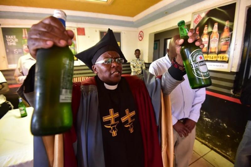 Insólito: Pastor usa bebidas alcohólicas para bautismos y exorcismos
