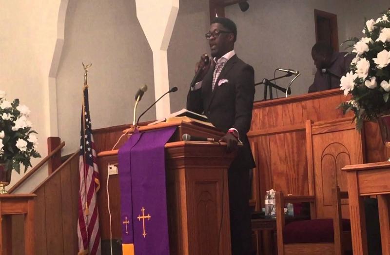 Pastor y cantante Shawn Jones muere mientras cantaba “Digno es Él”