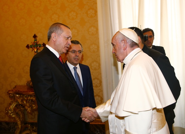 Papa recibe a presidente turco y le entrega medallón con “ángel de paz”