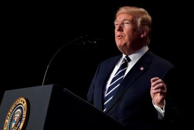 Ateos arremeten contra Trump por hablar de cristianismo en evento público