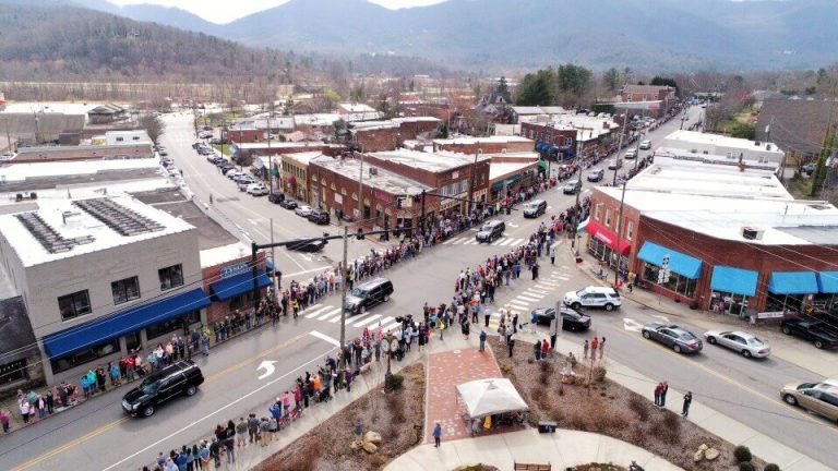 Cortejo fúnebre de Billy Graham acompañado por miles de personas a lo largo de 210 km