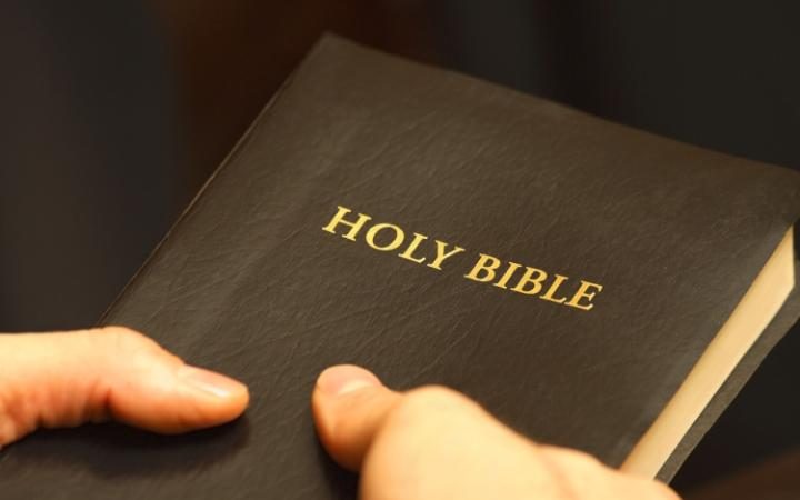 Hombre contrabandea la Palabra de Dios en un lugar donde ser atrapado con una Biblia es la muerte