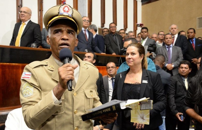 Diputado presenta un proyecto para prohibir “la Biblia” gay