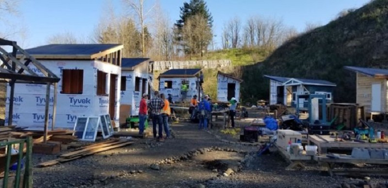 Iglesia con diezmos y ofrendas construyen casas para personas que viven en la calle