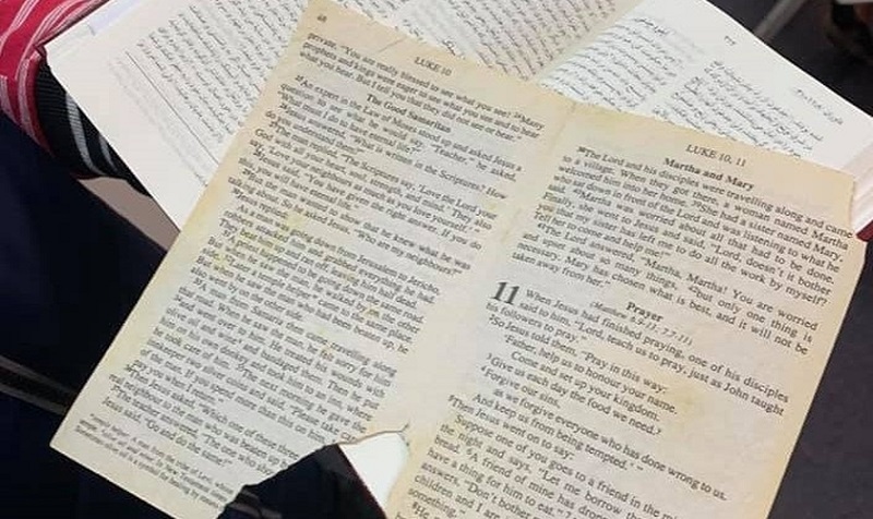 Musulmán acepta a Cristo tras aparecer páginas de la Biblia en su puerta