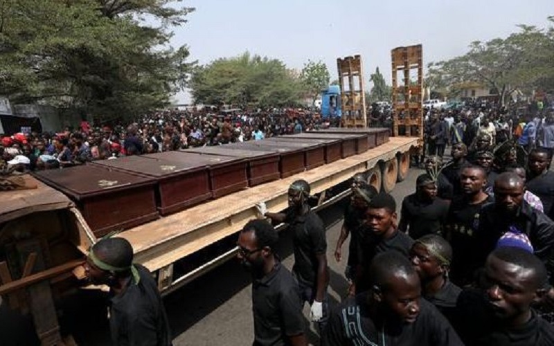 Extremistas queman la casa e iglesia de un pastor en Nigeria