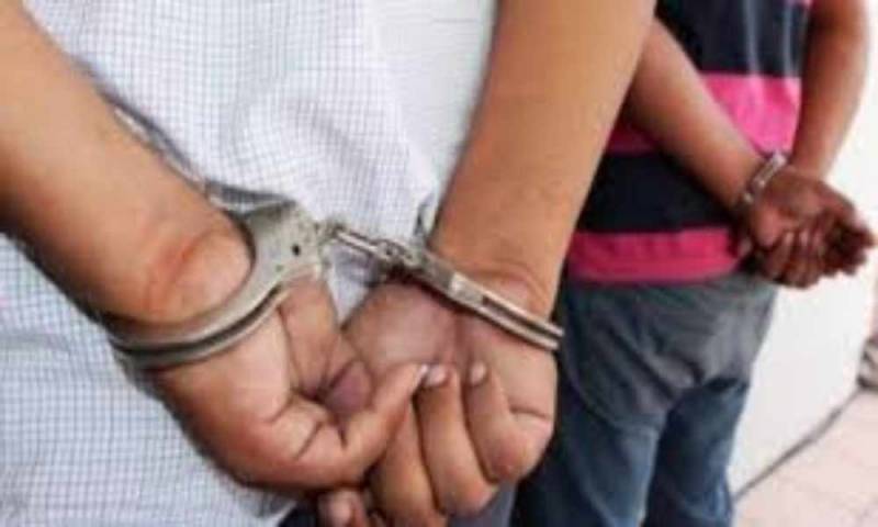 Pakistán: policía arresta a pastor y congregante mientras adoraban