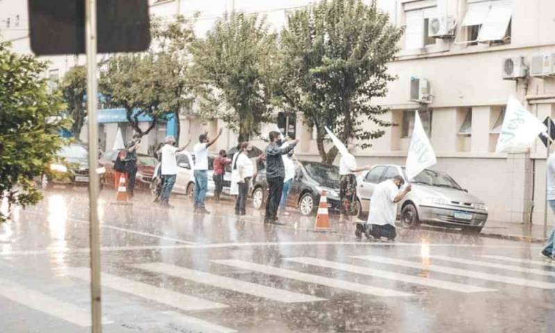 Bajo la lluvia, iglesias se humillan ante Dios para pedir sanidad por Brasil